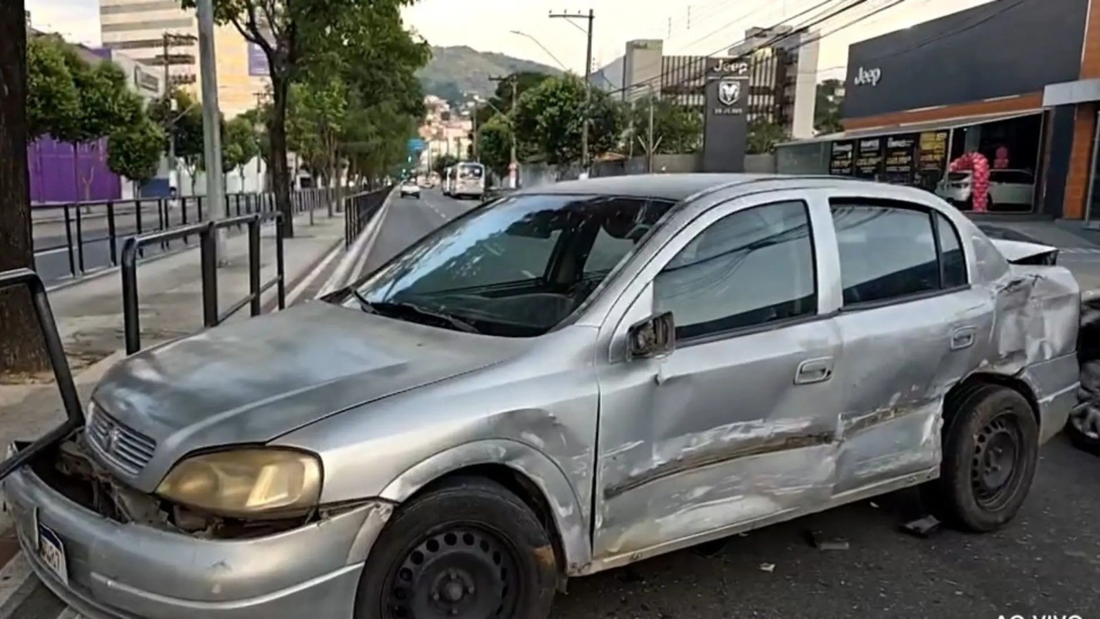 Jovem sem CNH furta carro para 'dar uma volta', avança sinal vermelho, bate em caminhão e acaba preso no ES