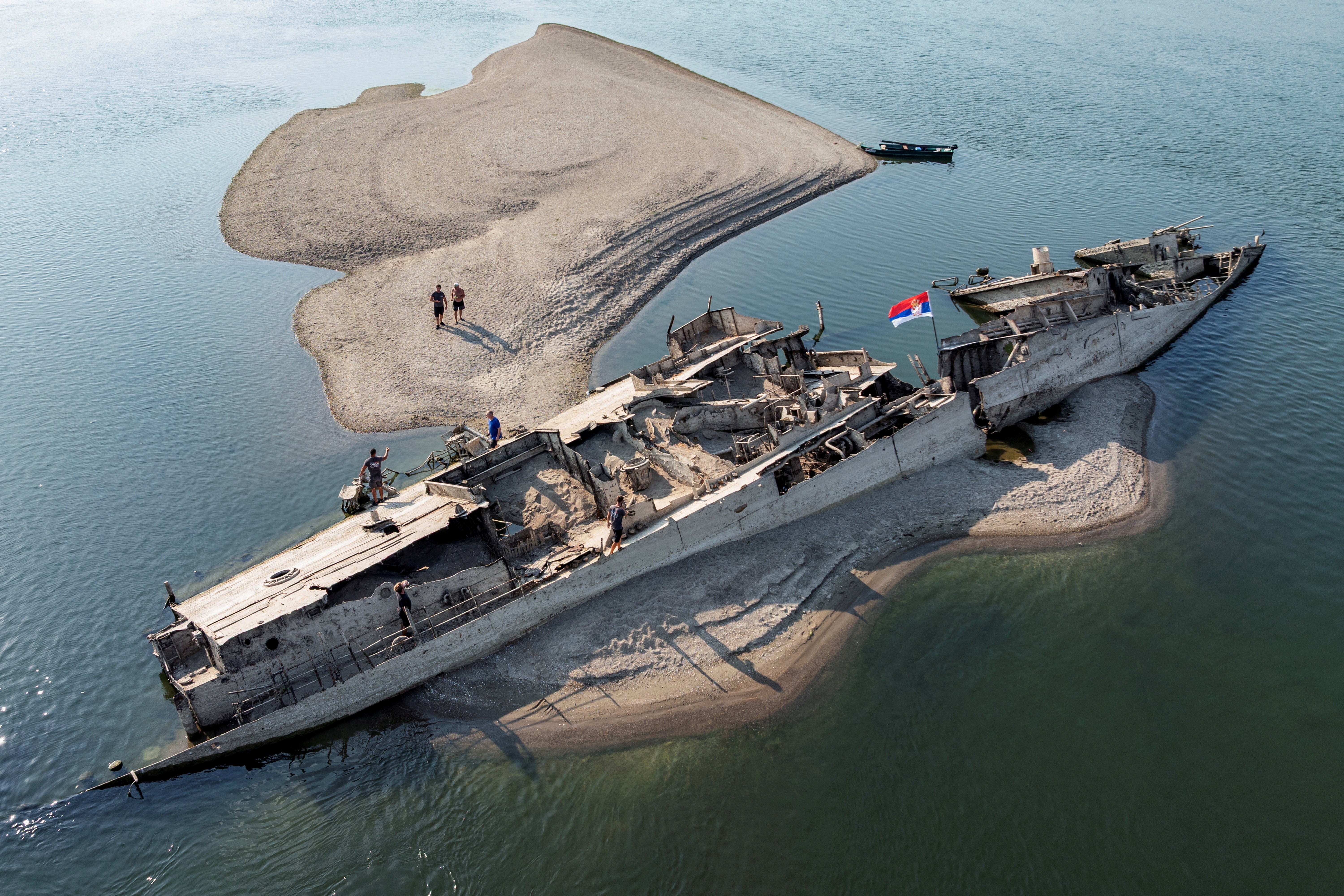 Nível historicamente baixo do Danúbio revela destroços de navios de guerra da 2ª Guerra Mundial