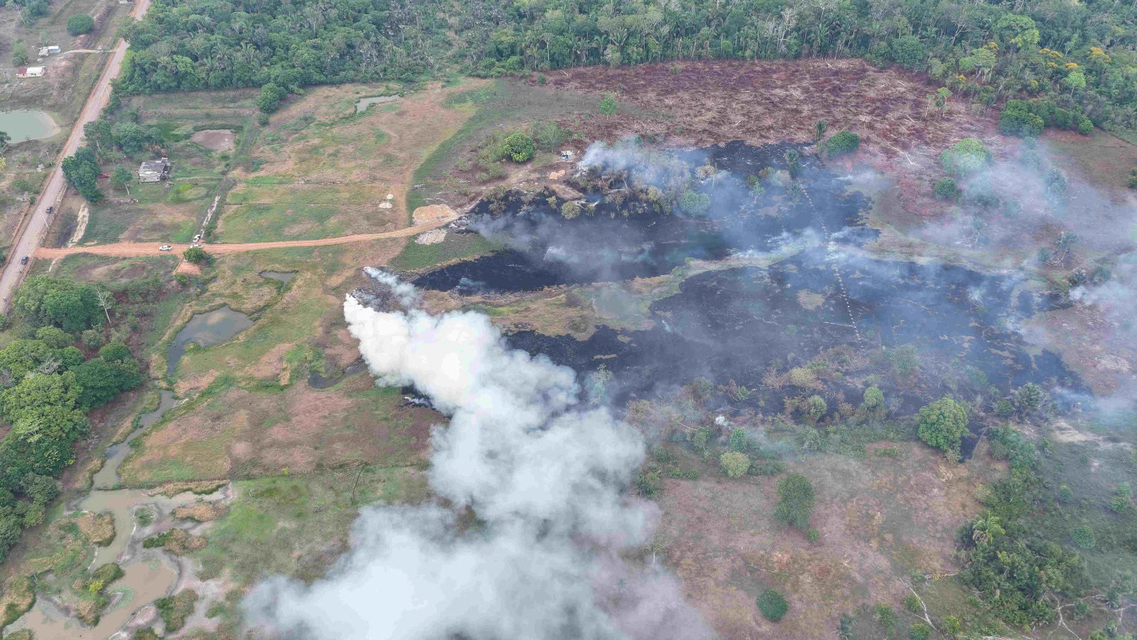 Dono de terreno é multado em R$ 100 mil após queima de 50 pneus no AM