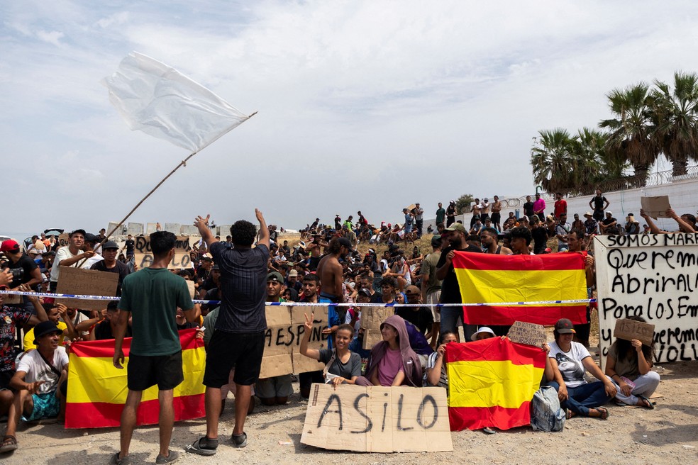 Imigrantes marroquinos protestam em Ceuta em busca de asilo na Espanha no domingo (16) — Foto: Maria Alejandra Cardona/Reuters