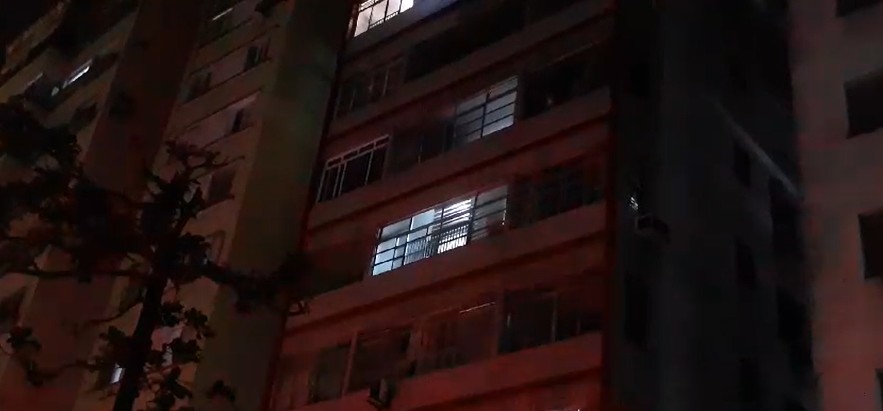 Incêndio em apartamento mobiliza  Bombeiros; moradora que vivia em 'situação precária' é levada a casa de acolhimento; VÍDEO