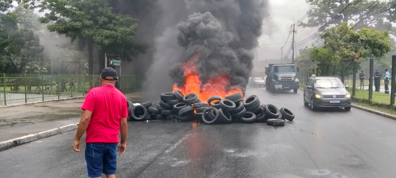 Protestos por moradia causam bloqueios no trânsito em três cidades do Grande Recife