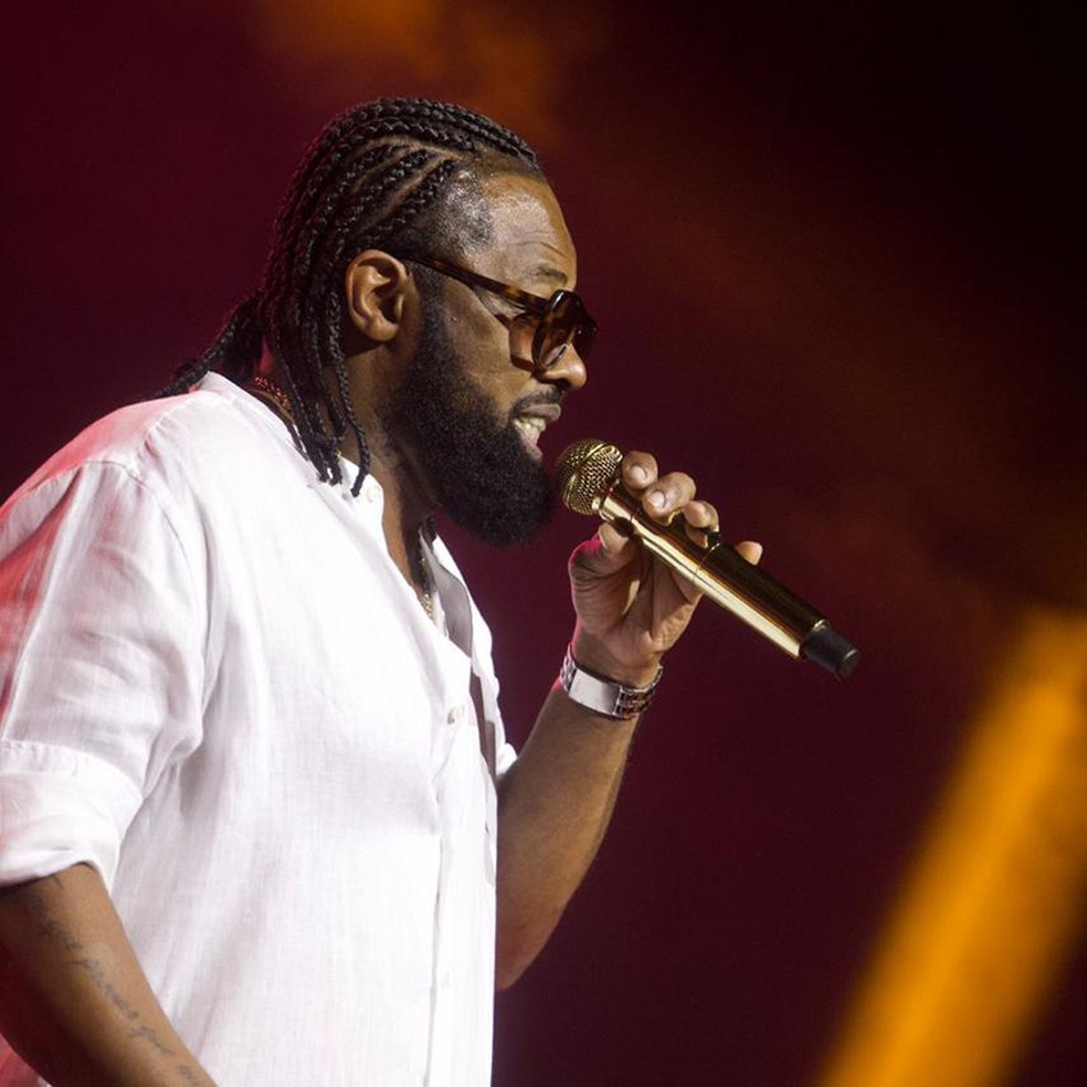 Xande de Pilares na estreia carioca do show em que canta músicas de Caetano Veloso — Foto: Babi Furtado e Dantas Jr. / Divulgação Qualistage