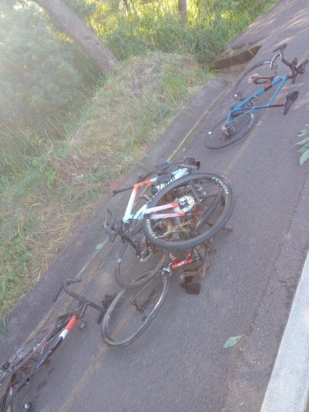 Bicicletas foram atingidas pela van. — Foto: Via 040