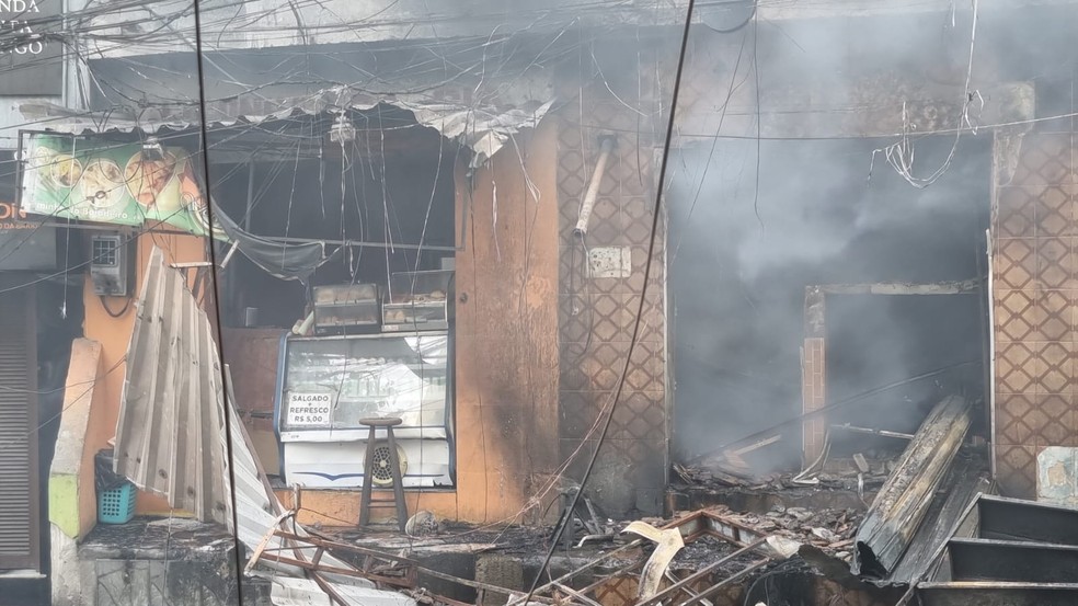 Oficina na Rocinha pega fogo e causa incêndio em prédio residencial e outra loja ao lado. — Foto: Betinho Casas Novas