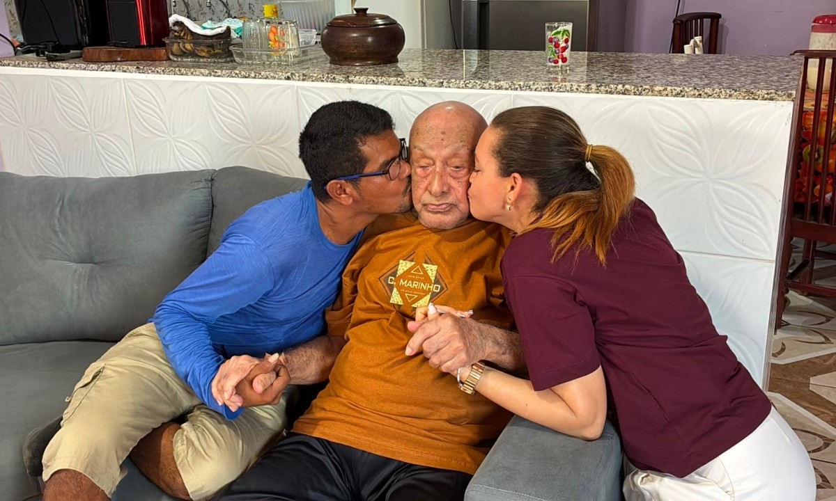 Aos 100 anos, ex-soldado da borracha troca presentes por alimentos e ajuda famílias no AM