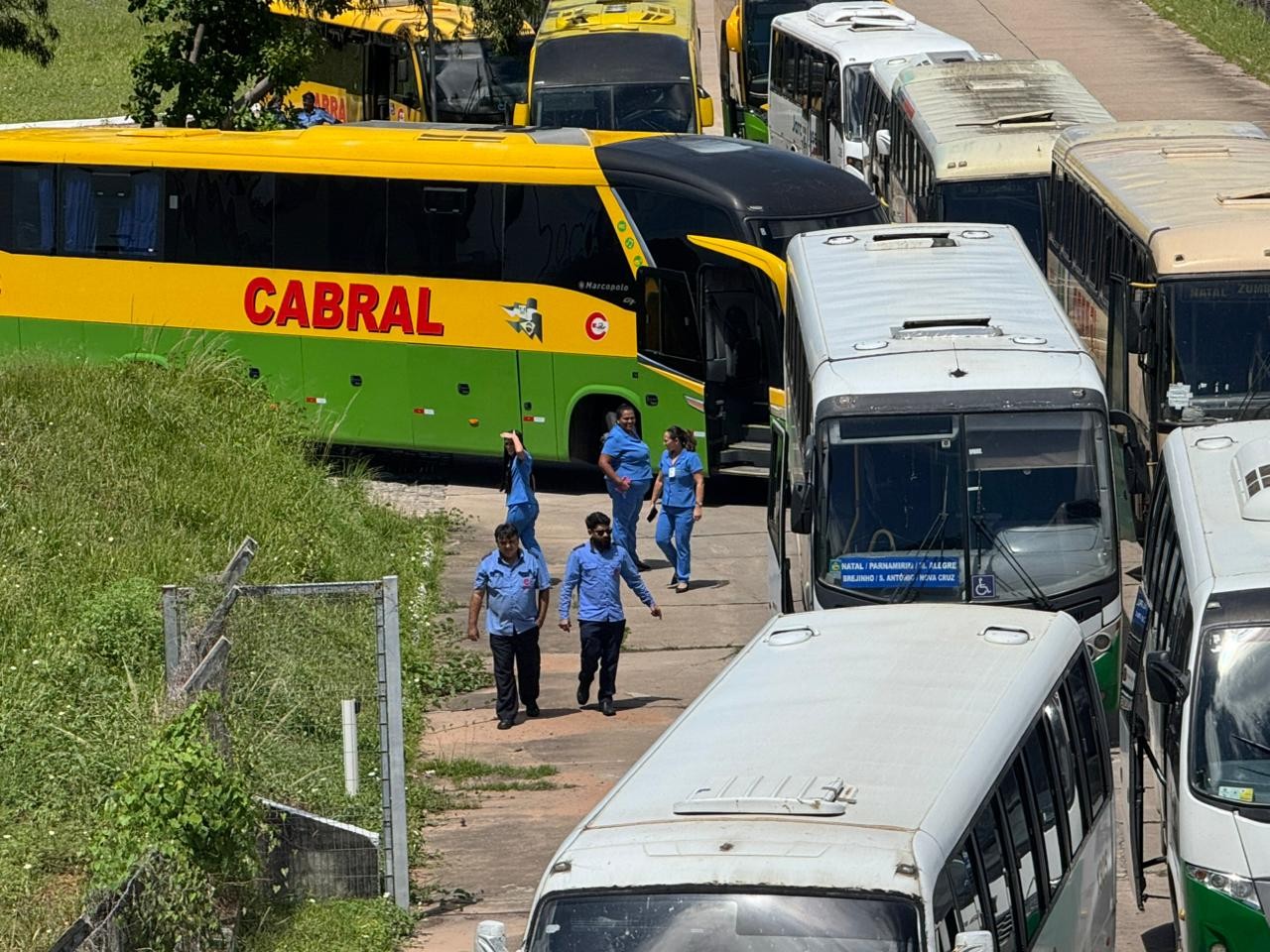 Motoristas de ônibus intermunicipais e metropolitanos paralisam viagens no RN