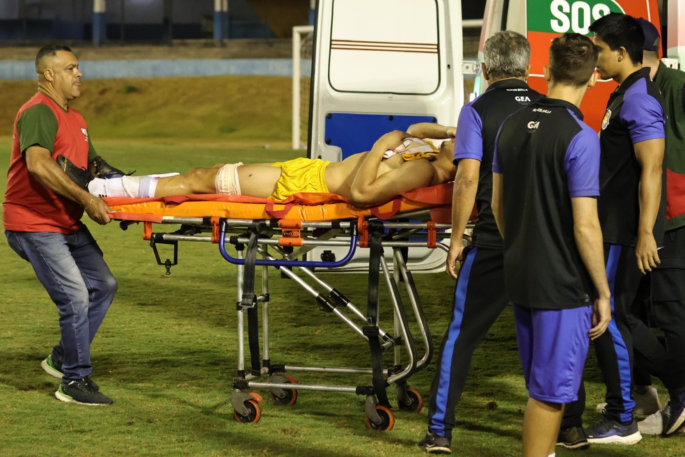 Goleiro Ramón Souza levado para ambulância após ser baleado com tiro de borracha por PM em Anápolis, Goiás — Foto: Vinícius Canuto/Grêmio Anápolis