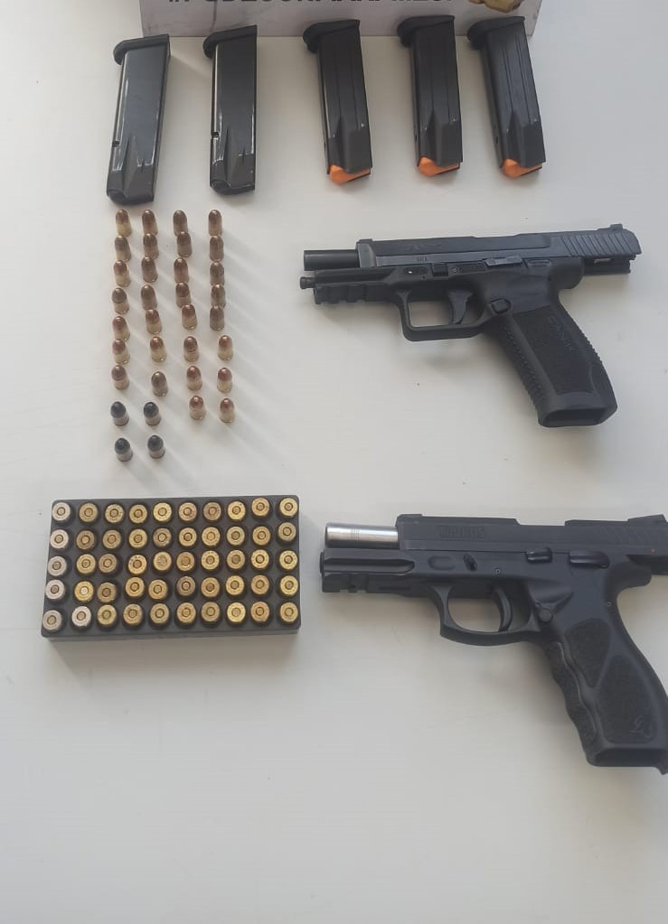 Pistolas e munições são abandonadas em apartamento na Vila Furquim e apreendidas após denúncia anônima