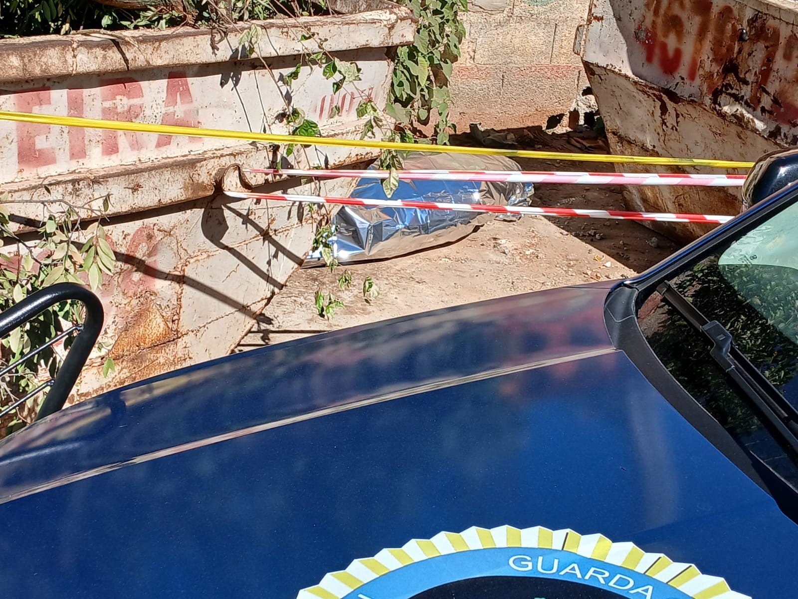 Mulher é encontrada morta entre duas caçambas em Ferraz de Vasconcelos