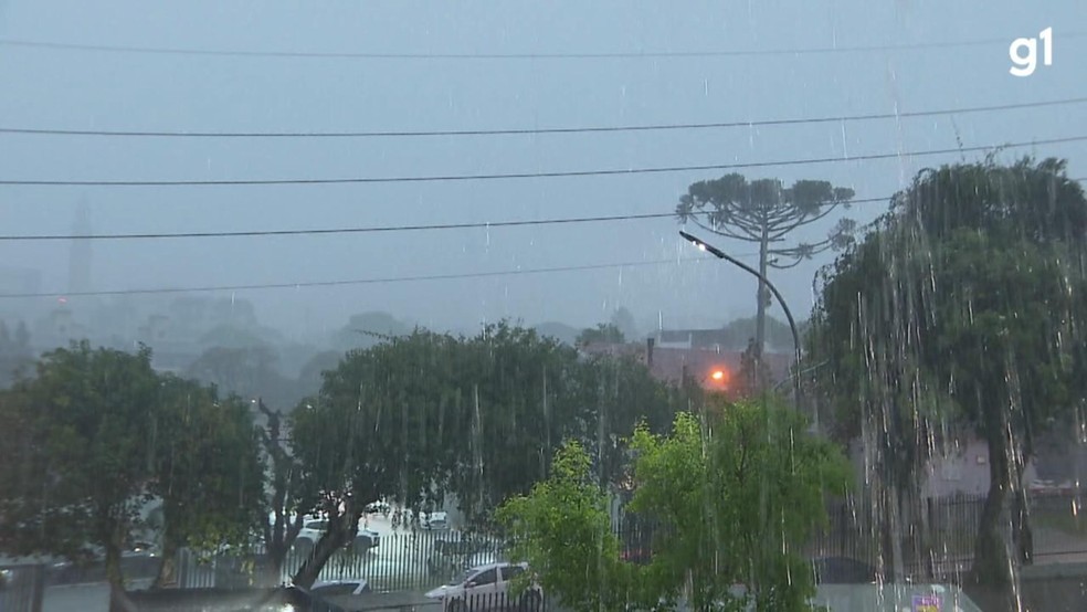 Inmet emite alerta de perigo de tempestade para 204 municípios do Paraná nesta sexta (13) — Foto: Reprodução/RPC