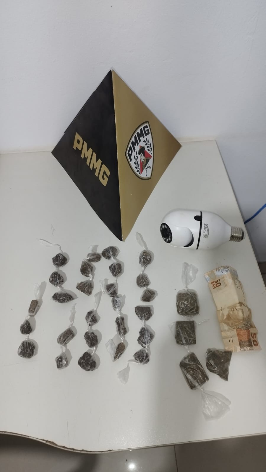 Mulher é presa e adolescentes são apreendidos após apreensão de maconha em Varzelândia