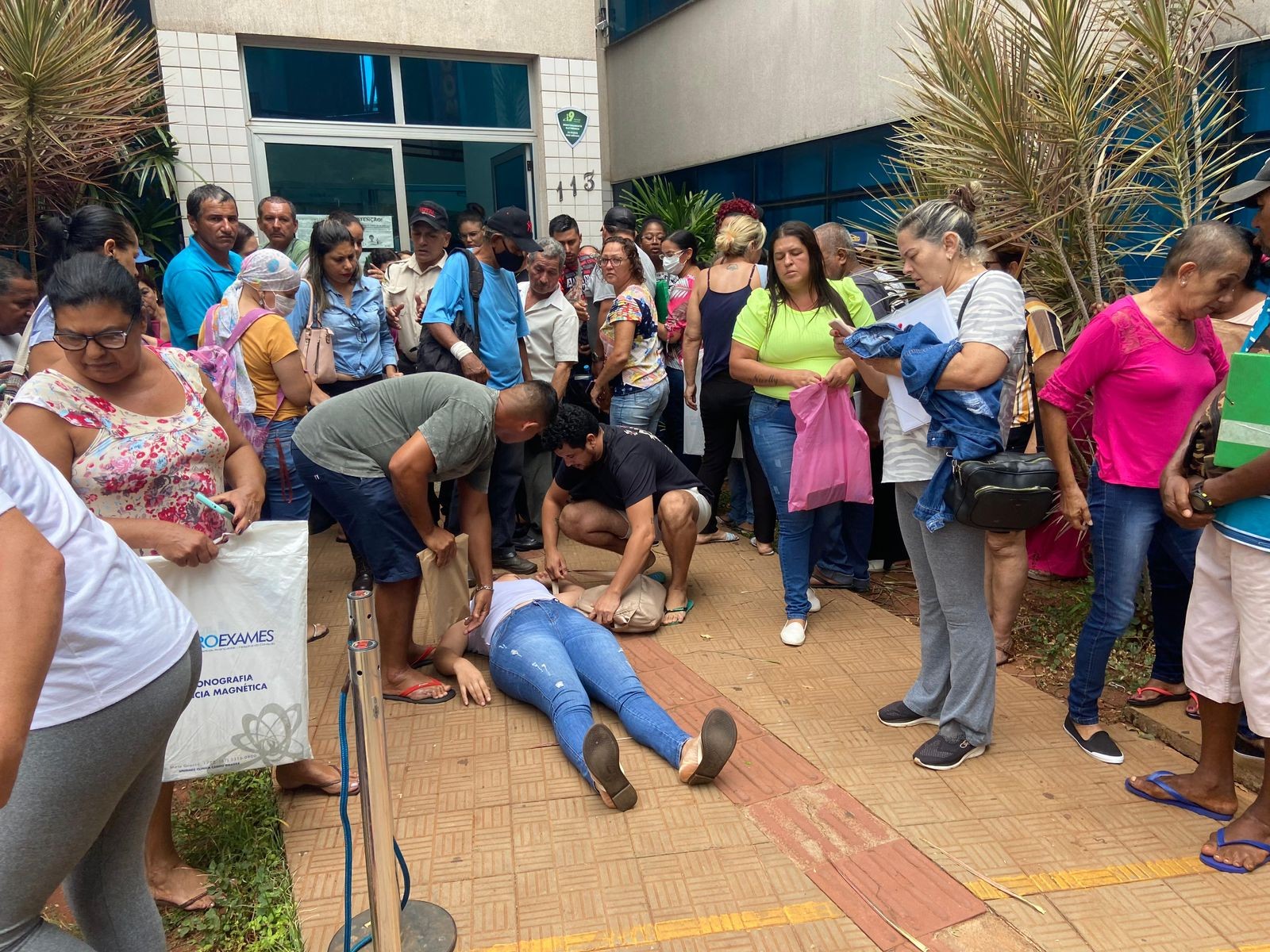 Vídeo: confusão na sede do INSS de Campo Grande tem mulher desmaiada, atendimentos cancelados e briga