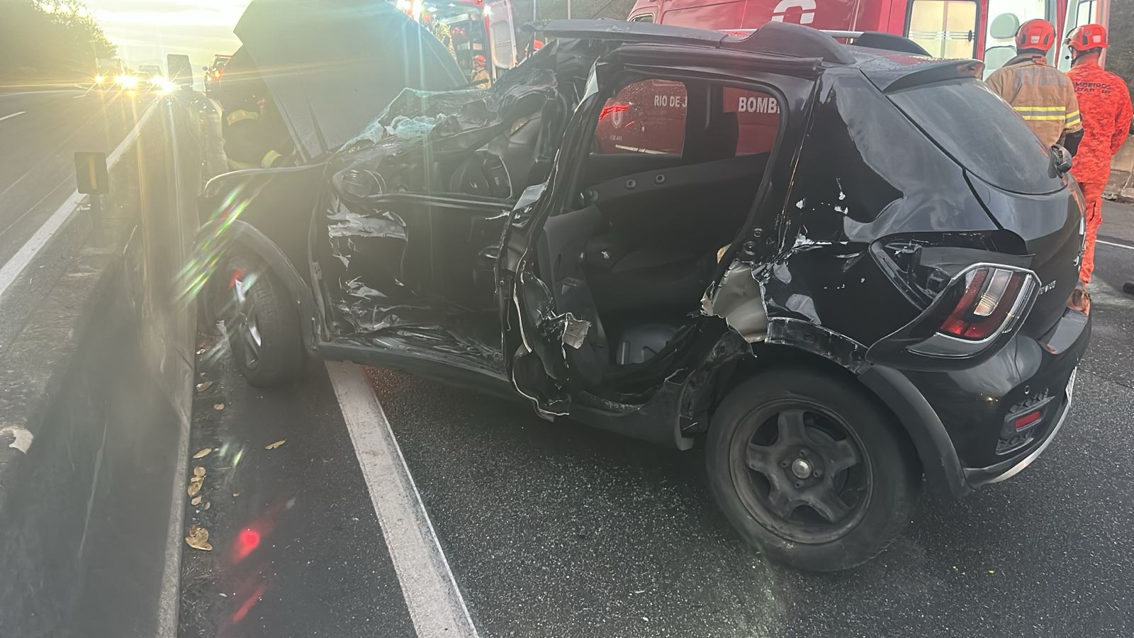 Motorista fica gravemente ferido em acidente na Via Dutra, em Barra Mansa 