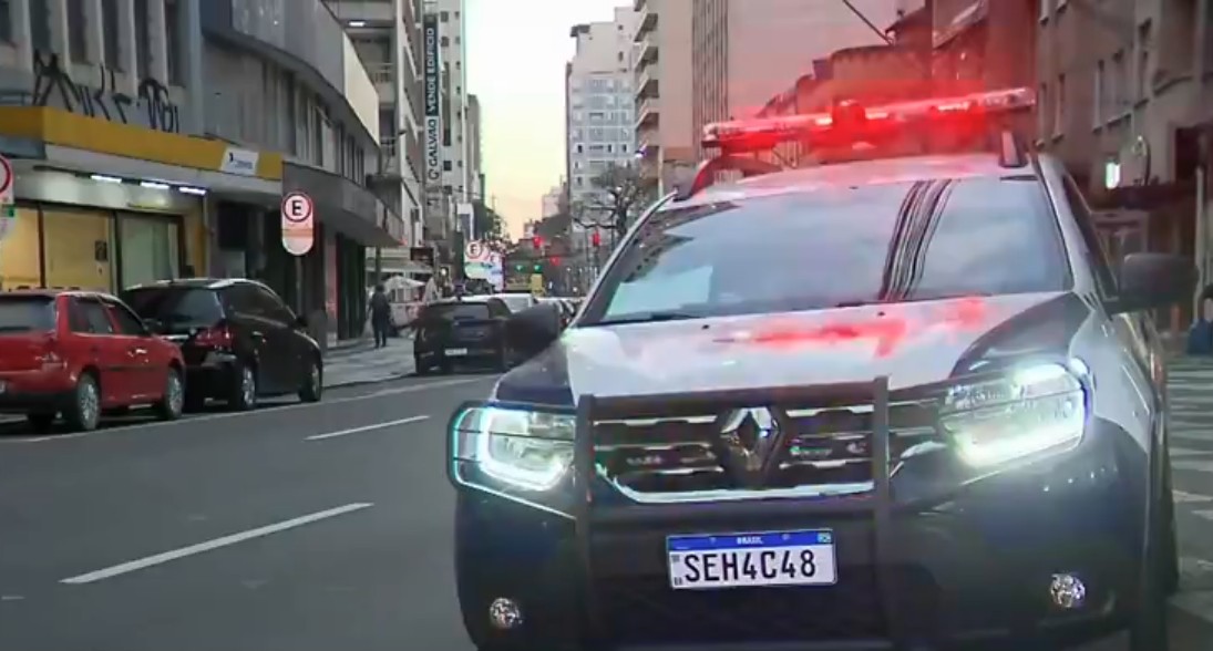 Homem é baleado pela Guarda Municipal em Curitiba após tentar pegar arma de agente
