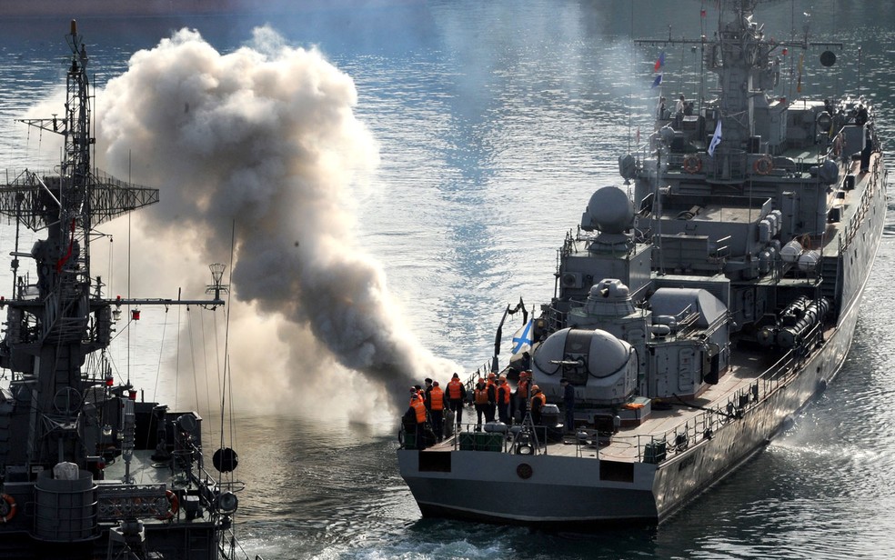 ARQUIVO: Marinheiros russos manobram navio na baía da cidade da Crimeia de Sebastopol  — Foto: Viktor Drachev/AFP