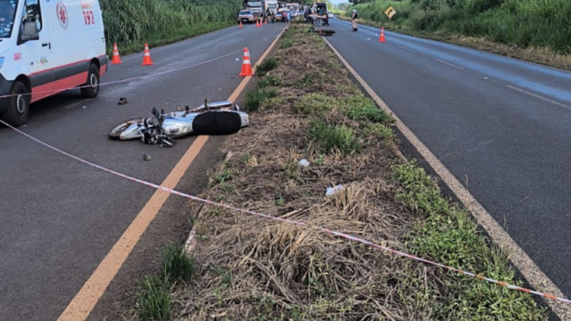 Irmãos sem habilitação ficam feridos em acidente com motos em rodovia de Uberaba