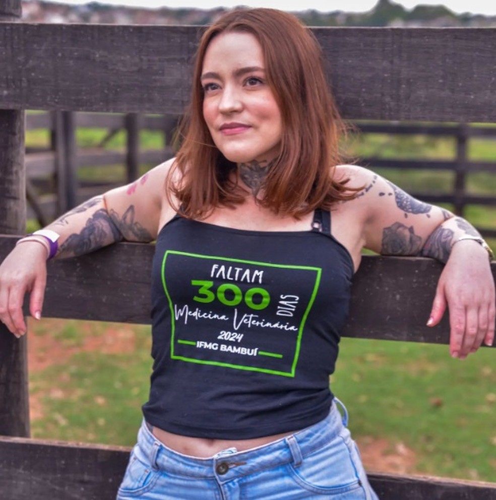 Carolina Arruda, de 27 anos, enfrenta uma dor crônica desde os 16 anos; ela tem neuralgia do trigêmeo — Foto: Reprodução/Redes sociais