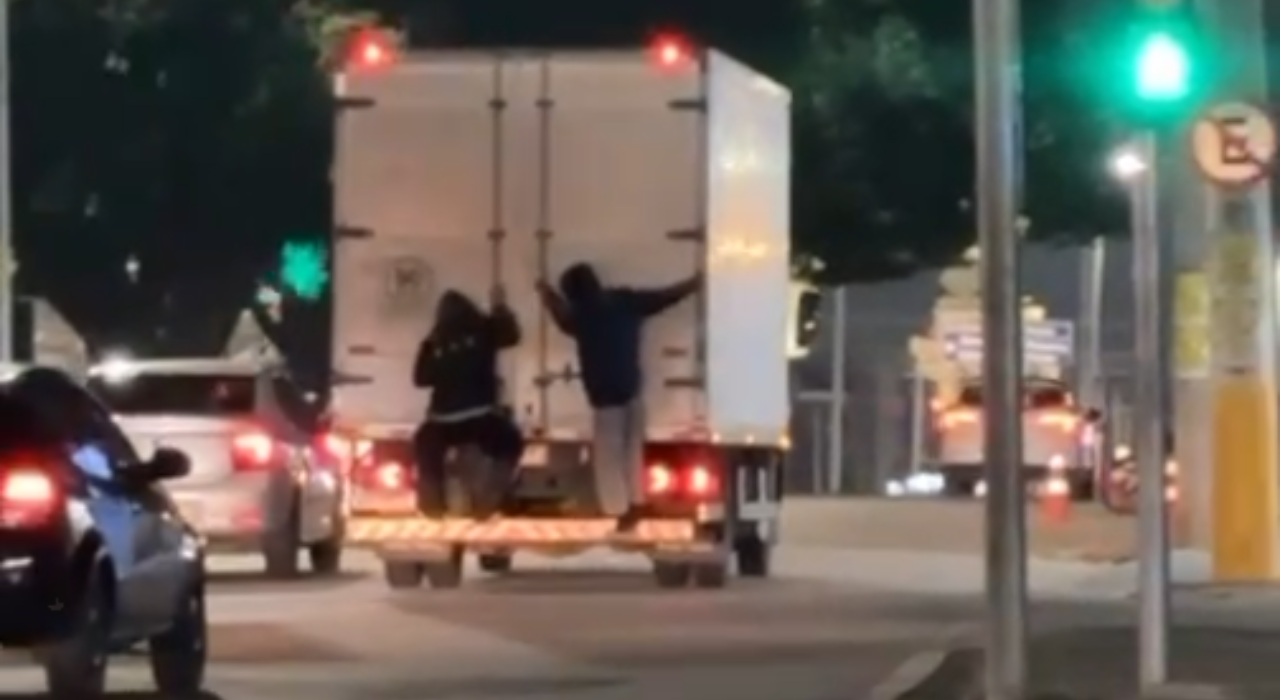 VÍDEO: jovens são flagrados pendurados na traseira de caminhão em movimento na avenida Itavuvu em Sorocaba