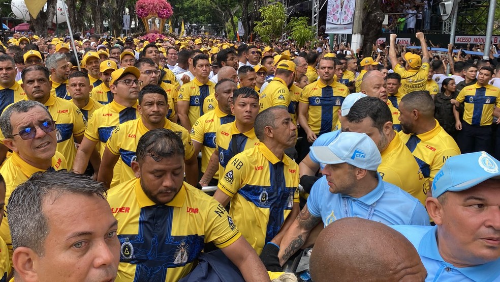 Círio de Nazaré 2026 em Belém: Guardas participam da procissão próximos a Berlinda com a Imagem Peregrina de Nossa Senhora de Nazaré — Foto: Juliana Bessa / g1