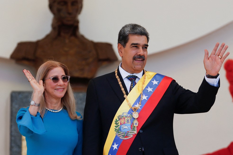 Maduro e a esposa Cilia Flores durante cerimônia de posse em Caracas, na Venezuela, em 10 de janeiro de 2025 — Foto: Reuters/Leonardo Fernandez Viloria