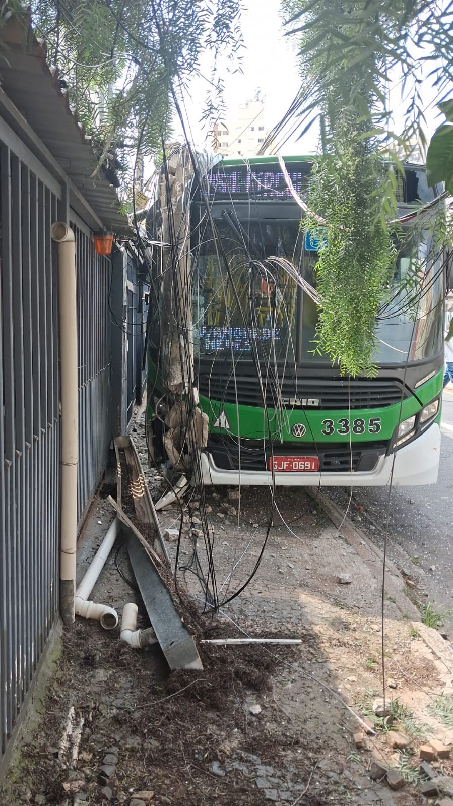 Ônibus bate em dois postes e deixa moradores sem energia na Vila Itapura, em Campinas