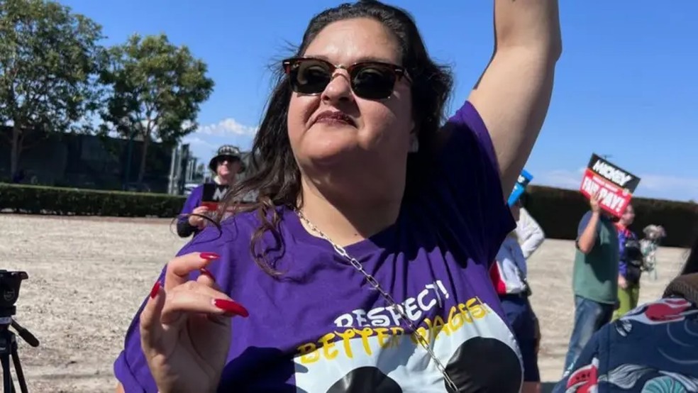 Cynthia Carranza protesta junto com outros funcionários da Disneylândia — Foto: GETTY IMAGES