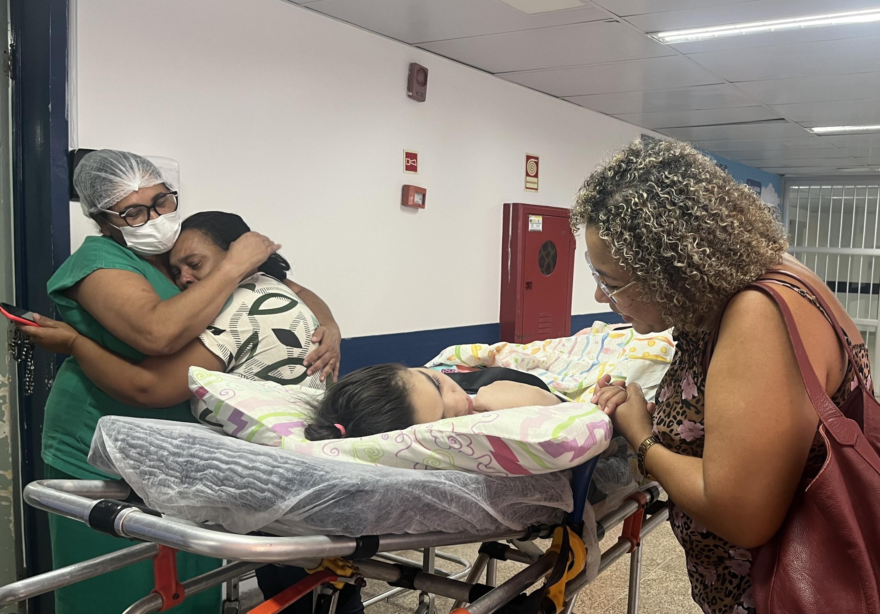 Adolescente atropelada na véspera de Natal recebe alta após mais de 1 ano internada em Maceió