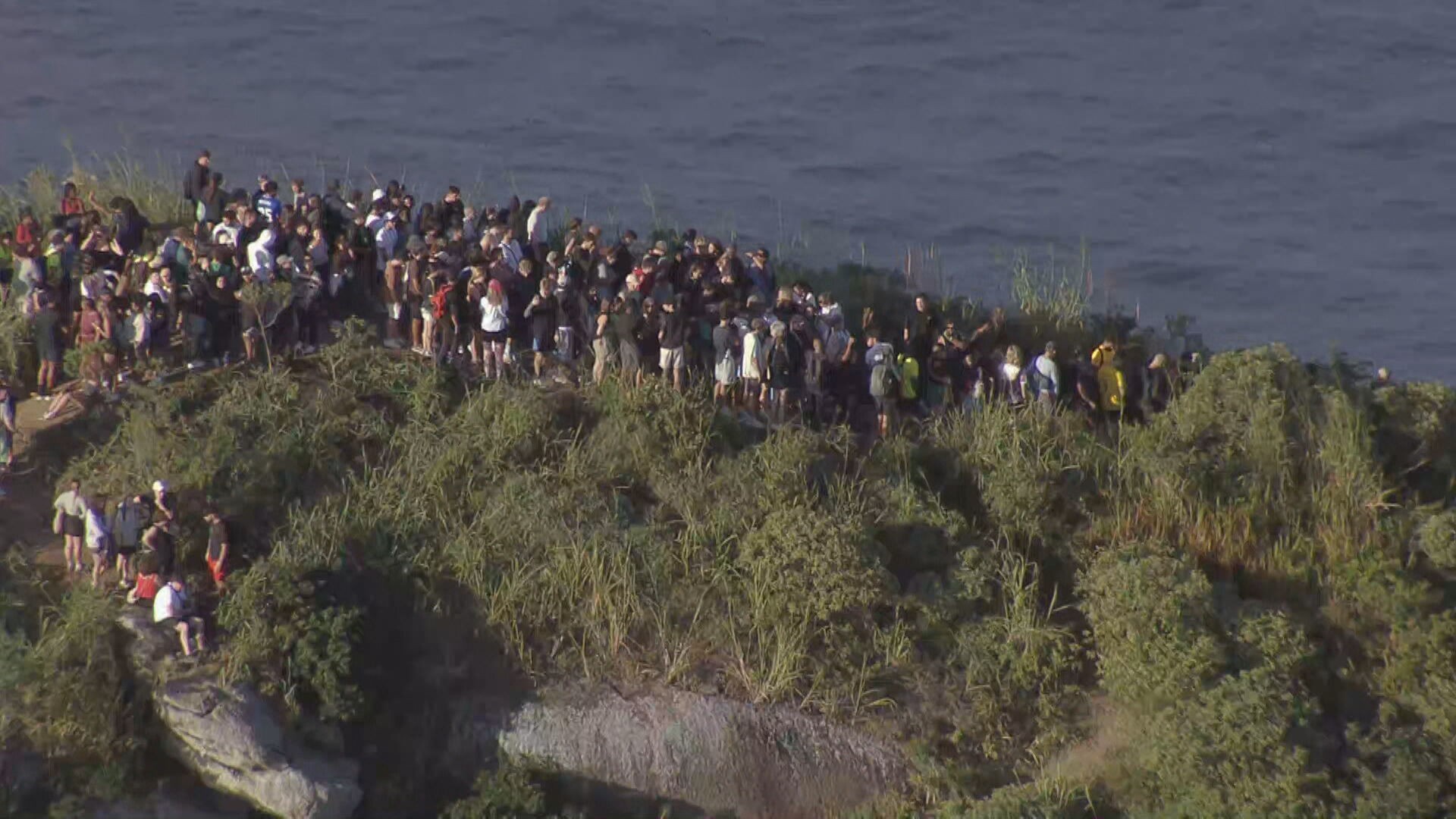 'Com emoção': turista 'ilhada' no Dois Irmãos grava tiroteio e rasante de helicóptero; VÍDEO