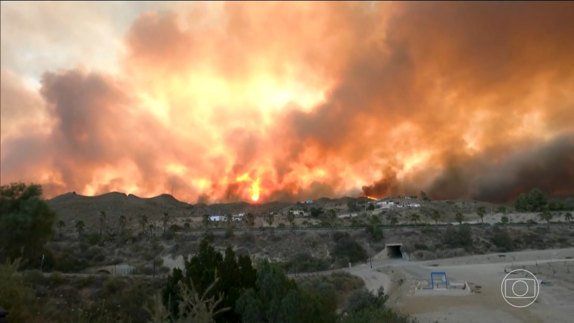 Bombeiros enfrentam 'nuvens de fogo' em meio a incêndios na França e na Espanha