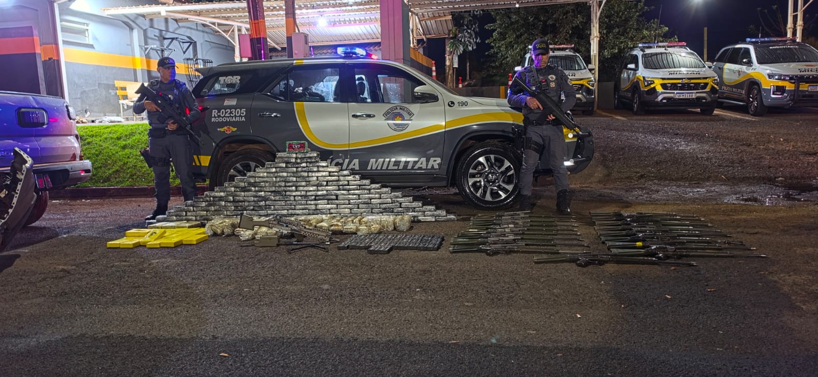 PM apreende fuzis e porções de drogas após motorista fugir de abordagem em Ourinhos