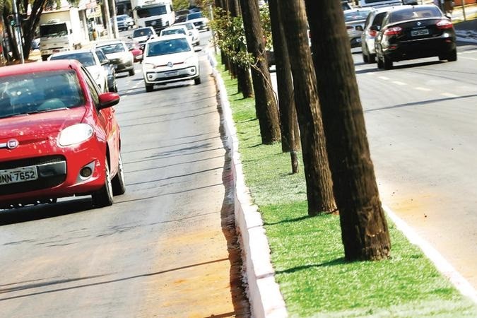 Prefeitura troca grama natural por sintética em espaços públicos e divide opiniões em Goiânia