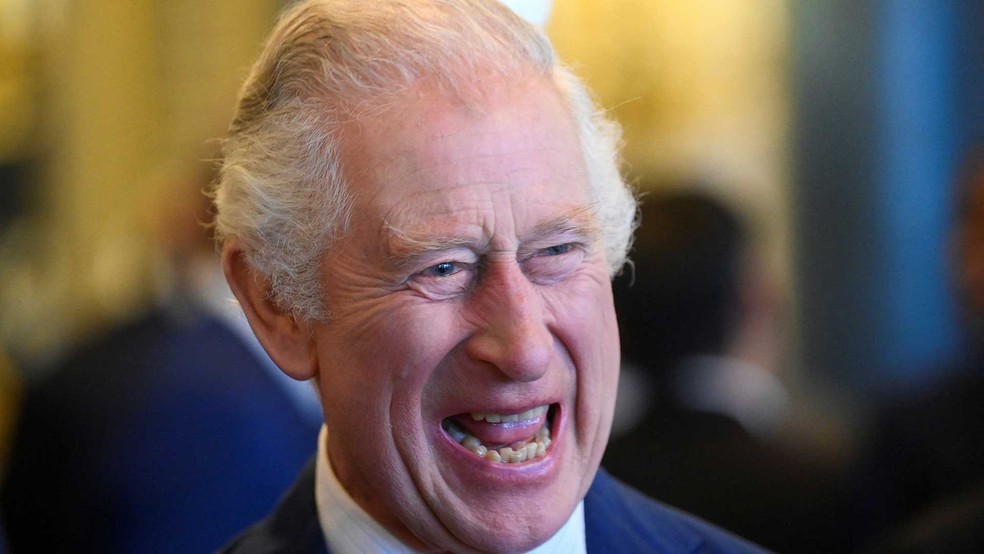 O rei Charles III durante um almoço com autoridades no Palácio de Buckingham. — Foto: TOBY MELVILLE / POOL / AFP