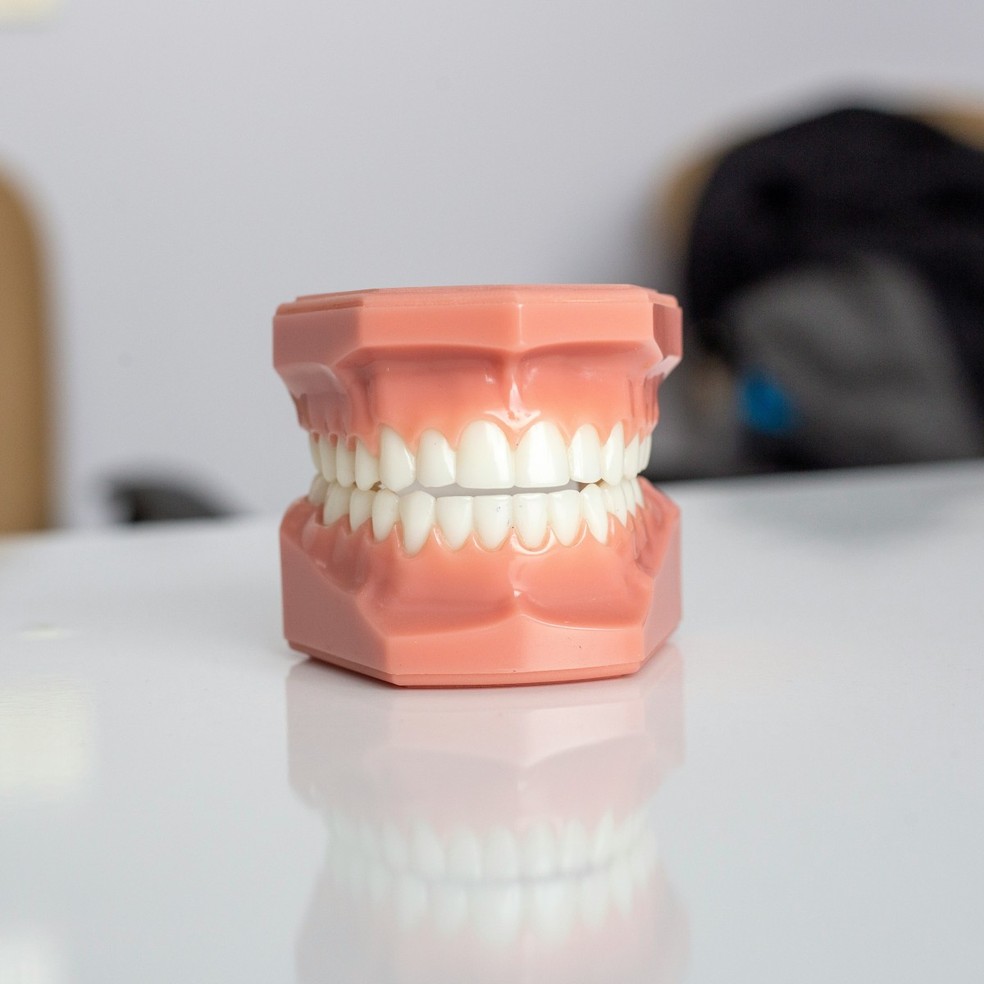 Imagem ilustrativa mostra uma moldura de dentes — Foto: Enis Yavuz/Unsplash