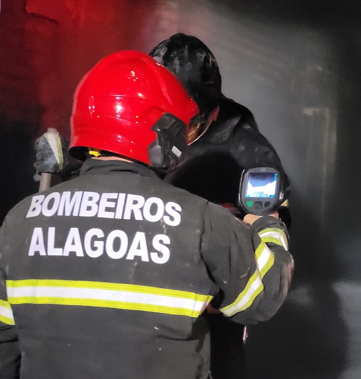 Loja de conserto de eletrodomésticos fica completamente destruída durante incêndio em Arapiraca