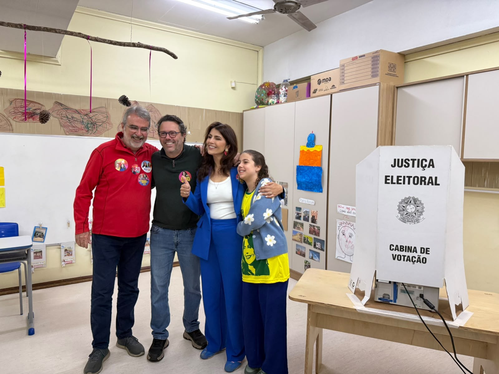 Manuela d'Ávila (PSOL) vota em Porto Alegre