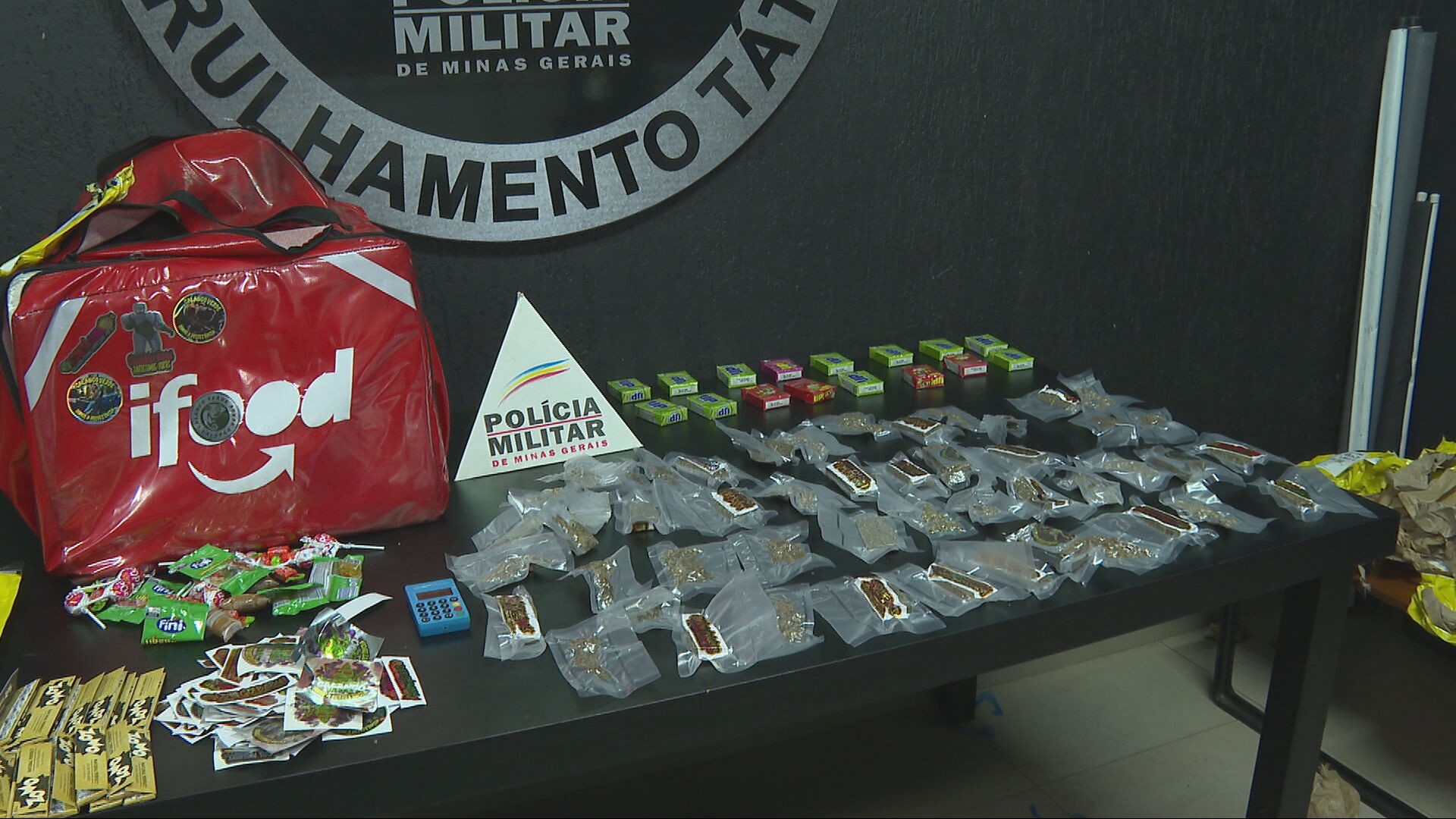 Jovem é preso usando bolsa de aplicativo de entrega de comida para distribuir drogas em BH