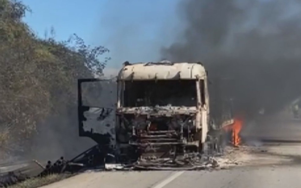 Caminhão pega fogo em rodovia no sudoeste da BA — Foto: Reprodução/TV Bahia