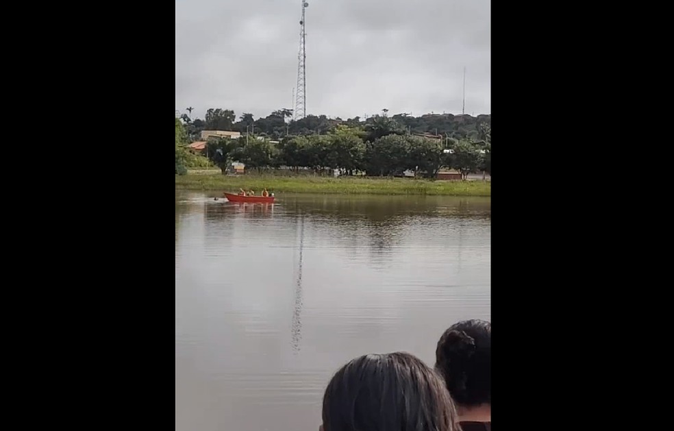 Bombeiros fazem buscas por jovem que desapareceu em açude no MA, após cair de moto aquática. — Foto: Reprodução/Redes sociais