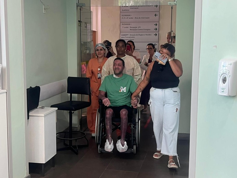 Rodrigo Rufino, sobrevivente de explos&atilde;o ap&oacute;s vazamento de g&aacute;s em Porto Alegre, sai do hospital &mdash; Foto: Cristiano Dalcin/RBS TV