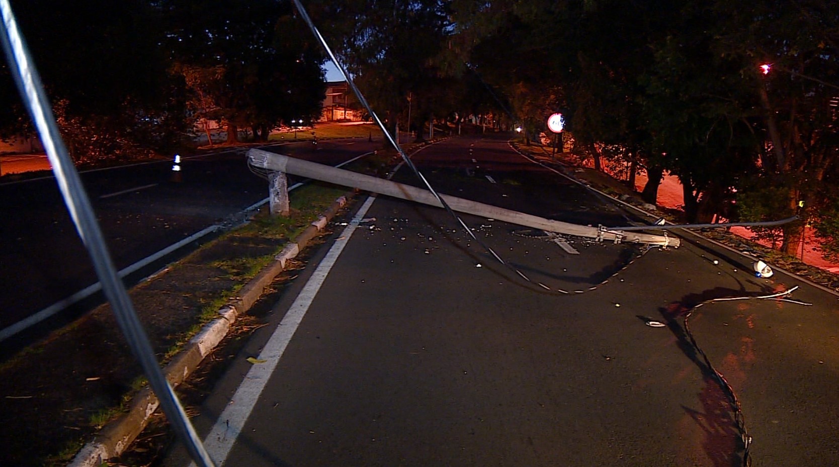 Rodovia Francisco Von Zuben é totalmente interditada após carro derrubar poste em Campinas