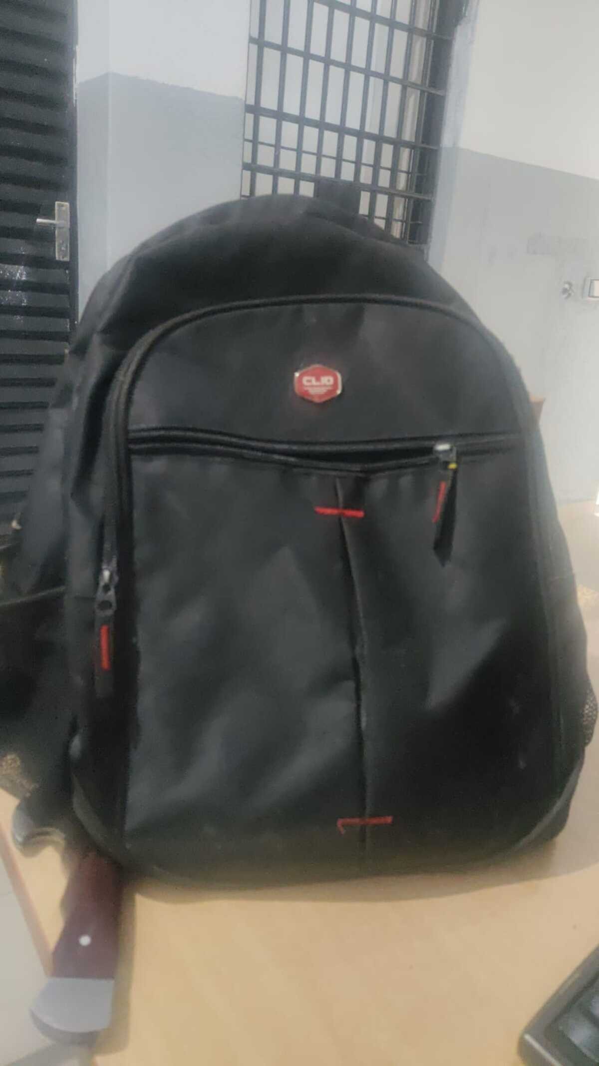 Mulher com bebê no colo é presa com maconha, crack e cocaína na mochila, em Buenópolis