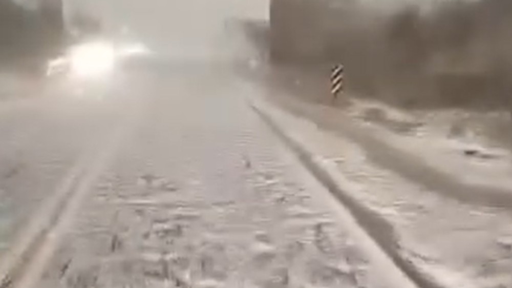 Araxá: Granizo transforma rodovia em 'paisagem de inverno' durante temporal 