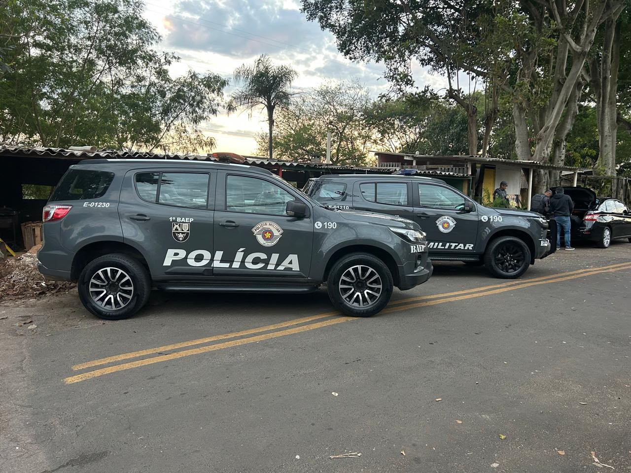 Homem sendo preso por policiais em residência de Campinas