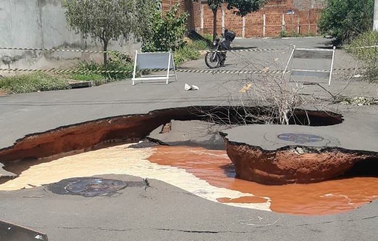 Vazamento de água forma cratera e chama atenção de moradores de Rio Preto
