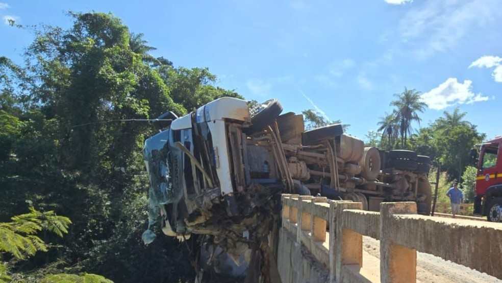 Carreta ficou pendurada sobre ponte na BR-146 em Araxá — Foto: Corpo de Bombeiros/Divulgação