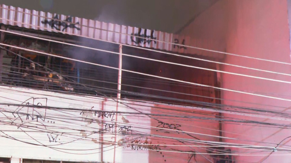 Segundo testemunhas, incêndio começou pouco depois das 0h — Foto: Reprodução/TV Globo