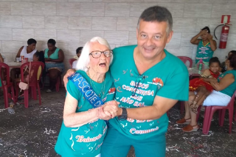 ‘Vovó da Folia': idosa de 102 anos que adora cerveja e bloco de carnaval dá a receita da longevidade: 'frequentem os bailes'