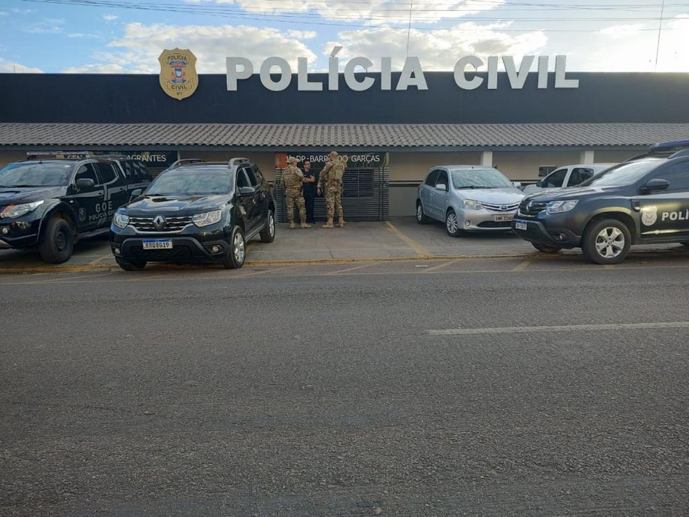 O casal foi resgatado e sete pessoas presas — Foto: Polícia Civil