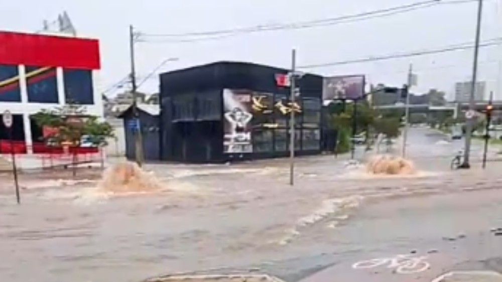 Chuva causa pontos de alagamento e água invade escola em Uberlândia
